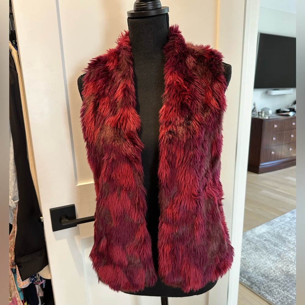 Cynthia Steffe maroon faux fur vest size xs